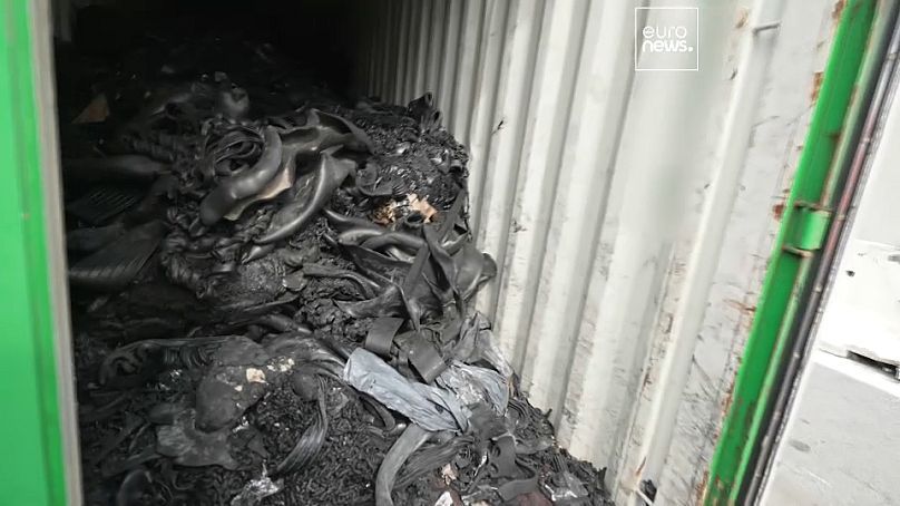 Los agentes detuvieron un contenedor antes de que partiera hacia Tailandia: estaba lleno de caucho quemado.