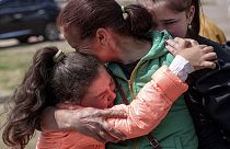 Khrystyna Pyimak abbraccia sua madre Oksana Velychko dopo l'evacuazione da Vovchansk, Ucraina, 12 maggio 2024 