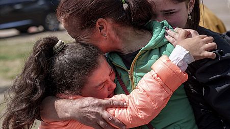 Khrystyna Pyimak, 11 ans, serre dans ses bras sa mère Oksana Velychko, 42 ans, après avoir été évacuée de Vovchansk, en Ukraine, le dimanche 12 mai 2024.