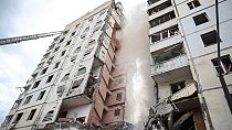 Imagen de un bloque de pisos parcialmente derrumbado tras un ataque con misiles de las Fuerzas Armadas ucranianas en la ciudad rusa de Bélgorod.