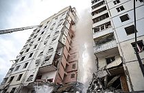 Imagen de un bloque de pisos parcialmente derrumbado tras un ataque con misiles de las Fuerzas Armadas ucranianas en la ciudad rusa de Bélgorod.