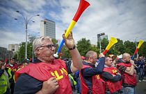 Gewerkschaftsmitglieder aus ganz Rumänien nehmen an einem Protest vor dem Parlament in Bukarest teil, 13. Mai 2024