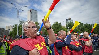 Gewerkschaftsmitglieder aus ganz Rumänien nehmen an einem Protest vor dem Parlament in Bukarest teil, 13. Mai 2024