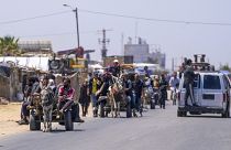 Palestinos desplazados llegan al centro de Gaza después de huir de la ciudad de Rafah, el jueves 9 de mayo de 2024.