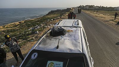 Un véhicule de la World Central Kitchen détruit par une frappe israélienne à Deir al Balah le 2 avril 2024.