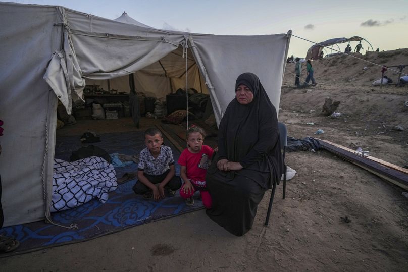 Une famille palestinienne réfugiée dans un camp à Deir al Balah