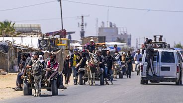 نازحون فلسطينيون يصلون إلى وسط غزة بعد فرارهم من مدينة رفح جنوب القطاع 