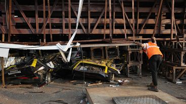 أحد رجال الإنقاذ يبحث تحت لوحة إعلانية كبيرة انهارت في غاتكوبار، إحدى ضواحي مومباي، الهند. 2024/05/14