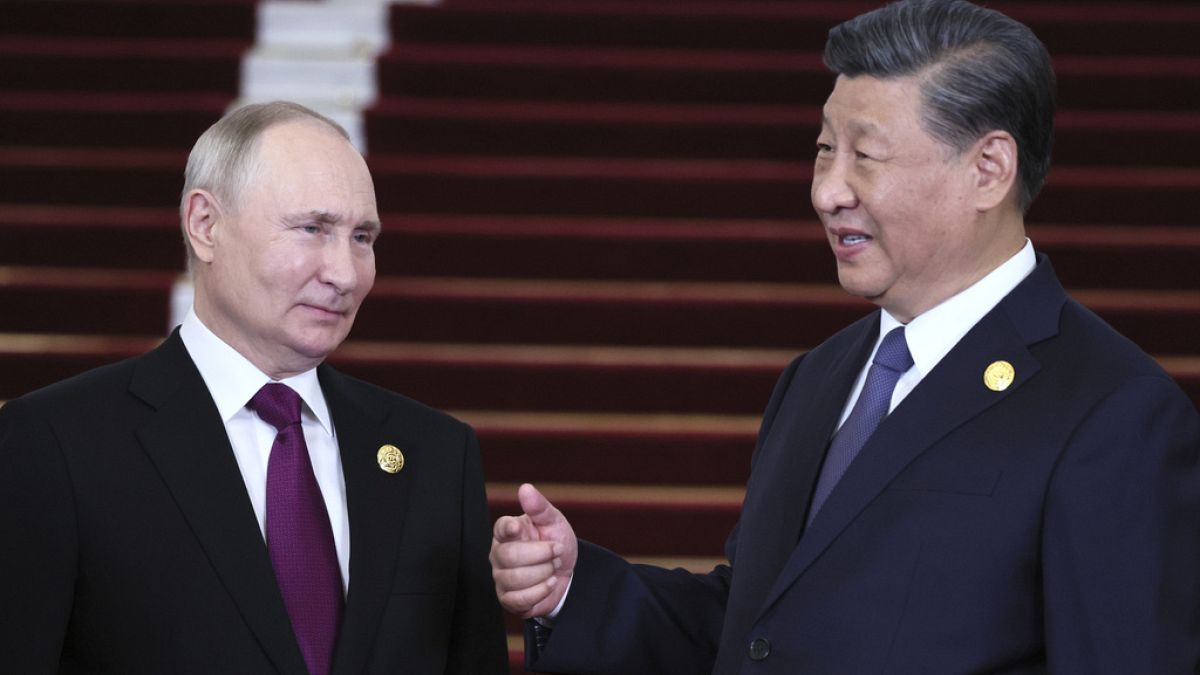 الرئيس الروسي فلاديمير بوتين (يسار) والرئيس الصيني شي جين بينغ