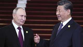 الرئيس الروسي فلاديمير بوتين (يسار) والرئيس الصيني شي جين بينغ