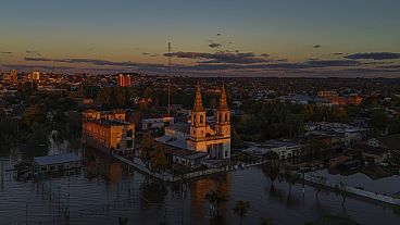 تشرق شمس المساء على كنيسة غمرتها المياه في بايساندو