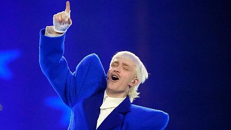 یوست کلاین هلندی در حال اجرا در یوروویژن در مالمو سوئد، ۲۰۲۴