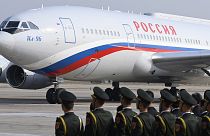 O avião que transporta o Presidente russo, Vladimir Putin, chega ao Aeroporto Internacional de Pequim antes do terceiro Fórum "Uma Faixa, Uma Rota", 17 de outubro de 2023