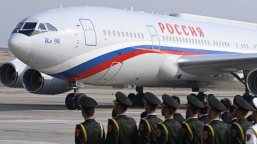 O avião que transporta o Presidente russo, Vladimir Putin, chega ao Aeroporto Internacional de Pequim antes do terceiro Fórum "Uma Faixa, Uma Rota", 17 de outubro de 2023