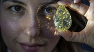 پیش نمایش الماس زرد رنگ استخراج شده از آفریقای جنوبی در حراجی کریستیز، در ژنو سوئیس، ۹ ماه مه ۲۰۲۴