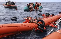 Kaçak göçmenler Libya açıklarında Sea Watch-3 ekibi tarafından kurtarılıyor, 18 Ekim 2021