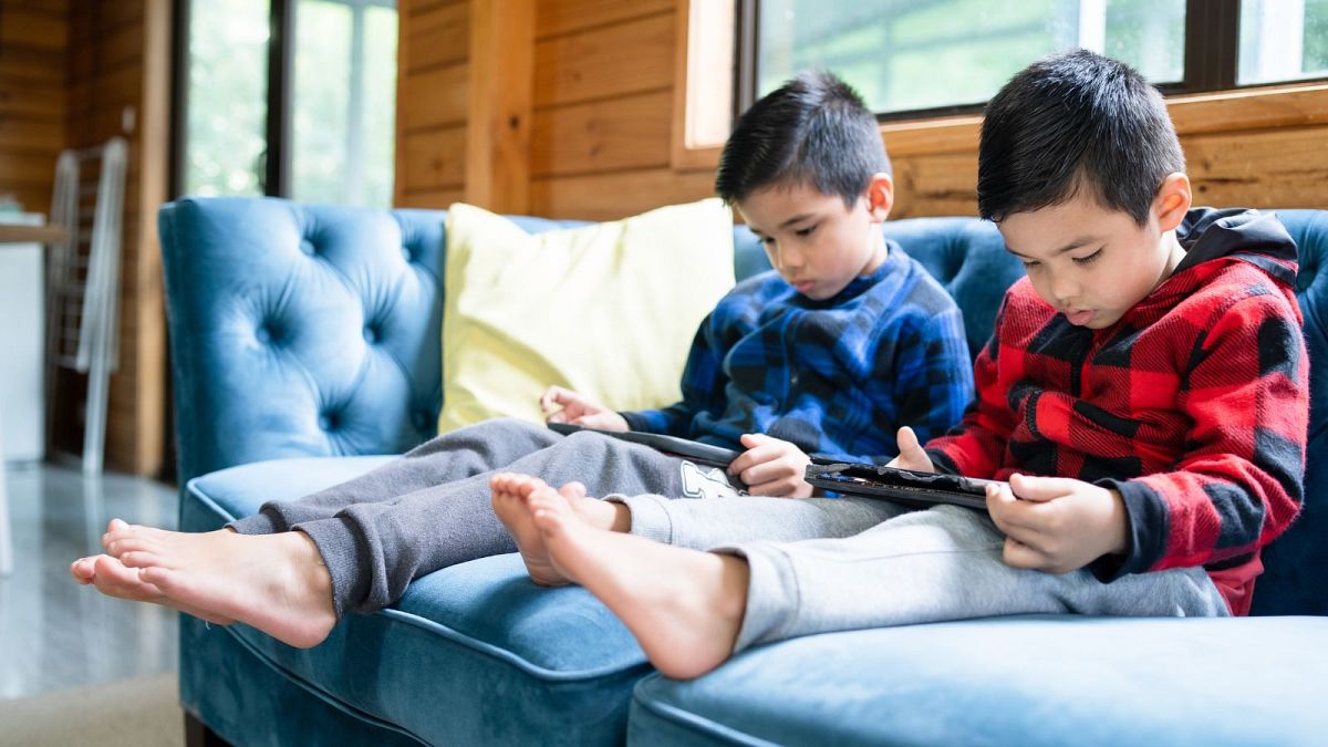 La restricción china del tiempo que los niños pasan frente al televisor y de los deberes escolares arroja beneficios prometedores