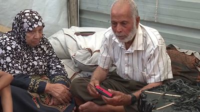 مصطفى الجزار (81 عاما) يجلس مع زوجته في المواسي - خان يونس. 2024/05/14