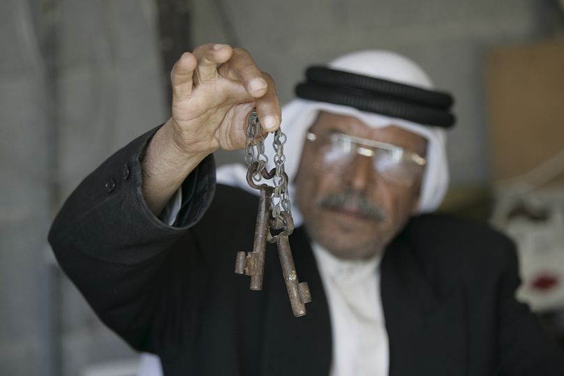 الفلسطيني شاهر الخطيب (71 عاما) يحمل مفتاحين قديمين يشيران إلى منازل عائلته التي تم تهجيرها عام 1948 في قرية البرج. 2011/05/11