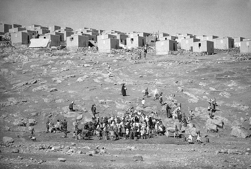 لاجئون فلسطينيون يتجمعون في مخيم البقاع للاجئين شمال غرب عمان، الأردن، 28 أكتوبر 1970
