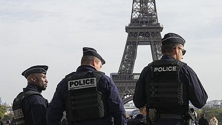 ضباط الشرطة يقومون بدورية في ساحة تروكاديرو بالقرب من برج إيفل في باريس