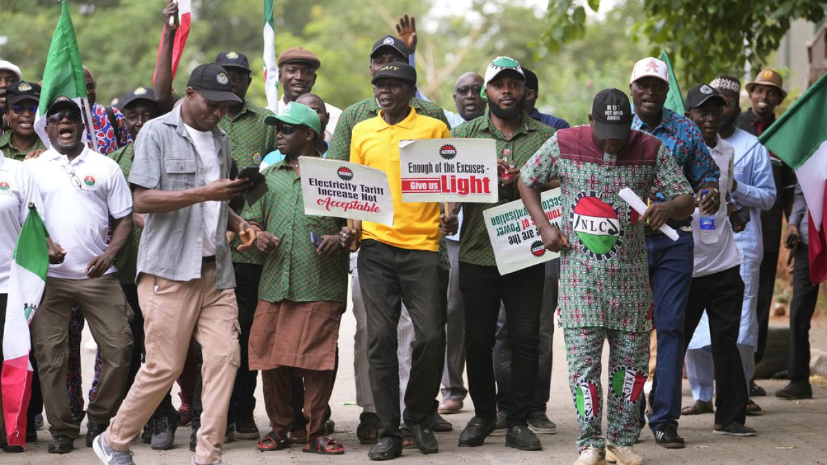 Labour unions protest in Nigeria over rise in electricity prices thumbnail