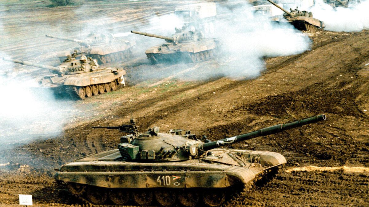 ARCHÍV: T-72-es páncélosok gyakorlata a Bakonyban 1998. október 6-án 