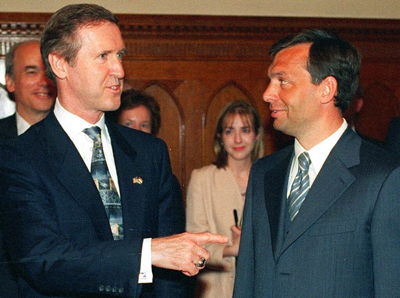 William Cohen amerikai védelmi miniszter Orbán Viktorral, első budapesti látogatásán azután, hogy Magyarország az év márciusában csatlakozott a NATO-hoz (1999. július 12.)