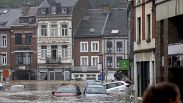 Auto sommerse dalle acque in una strada di Pepinster, in Belgio (15 luglio 2021)