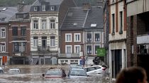 Autos stehen fast unter Wasser, als das Hochwasser eine Hauptstraße in Pepinster, Belgien, am Donnerstag, 15. Juli 2021, hinunterfließt. 