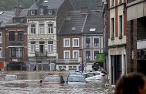 Autos stehen fast unter Wasser, als das Hochwasser eine Hauptstraße in Pepinster, Belgien, am Donnerstag, 15. Juli 2021, hinunterfließt. 