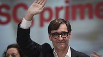 Il candidato socialista Salvador Illa saluta i sostenitori dopo l'annuncio dei risultati delle elezioni del Parlamento catalano a Barcellona, domenica 12 maggio 2024.