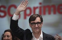 Il candidato socialista Salvador Illa saluta i sostenitori dopo l'annuncio dei risultati delle elezioni del Parlamento catalano a Barcellona, domenica 12 maggio 2024.