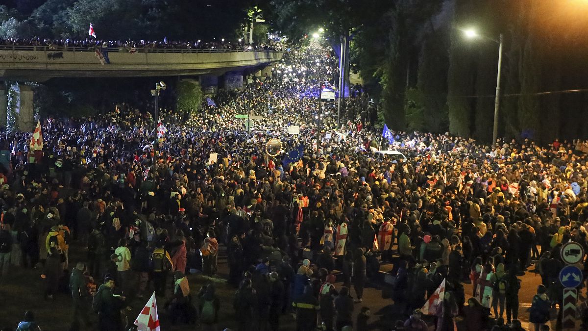 Des manifestants bloquent l'autoroute menant à Tbilissi, Géorgie, mardi 14 mai 2024.