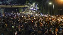 Des manifestants bloquent l'autoroute menant à Tbilissi, Géorgie, mardi 14 mai 2024.