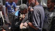 فلسطينيان يحملان جثة طفل عثر عليه تحت الانقاض جراء قصف إسرائيلي وحشي على النصيرات 14/05/2024