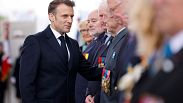 Emmanuel Macron salue les vétérans sur la tombe du Soldat inconnu à Paris, France, le 8 mai 2024.