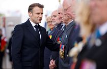 Emmanuel Macron salue les vétérans sur la tombe du Soldat inconnu à Paris, France, le 8 mai 2024.