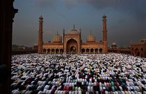 مسلمون يؤدون الصلاة في مسجد في نيودلهي - الهند. 2024/04/11