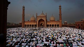مسلمون يؤدون الصلاة في مسجد في نيودلهي - الهند. 2024/04/11