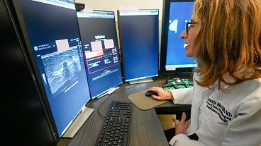 La Dra. Laurie Margolies hace una demostración del software Koios DS Smart Ultrasound.