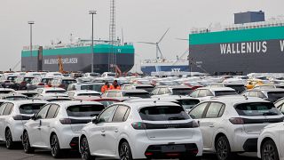 Automóviles nuevos esperan a ser transportados en un astillero del puerto de Amberes-Brujas.