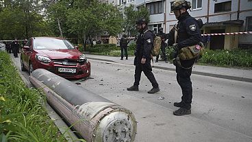 Policías ucranianos inspeccionan parte de un misil ruso que cayó cerca de un edificio de apartamentos en Járkov, Ucrania, el martes 14 de mayo de 2024.