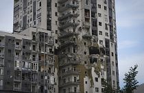 Edifício de apartamentos danificado por ataque de mísseis russos em Kharkiv, na Ucrânia, 