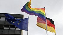 علم قوس قزح بجانب البرلمان الألماني