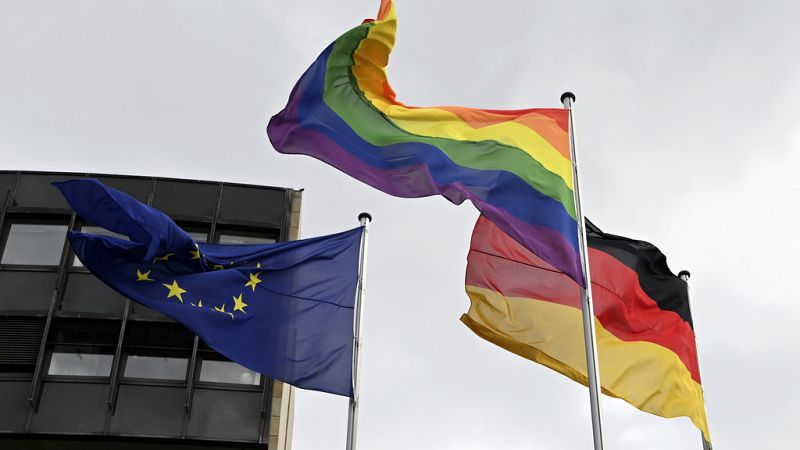 في اليوم العالمي لمناهضة رهاب المثلية.. علم قوس قزح يرفرف فوق مبنى البرلمان الألماني 