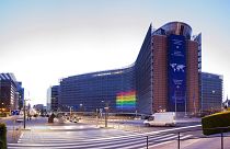 Bandera LGTBI en la sede de la Comisión Europea.