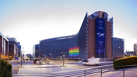 Le drapeau arc-en-ciel projeté sur la Commission européenne