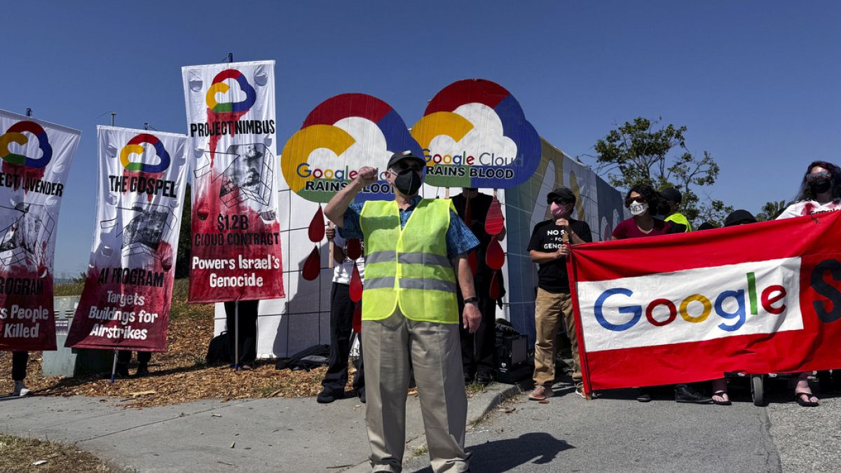 Activists disrupt Google conference to protest against ties to Israel thumbnail