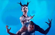 Η Bambie Thug από την Ιρλανδία ερμηνεύει το τραγούδι Doomsday Blue κατά τη διάρκεια του μεγάλου τελικού του διαγωνισμού τραγουδιού της Eurovision στο Μάλμε της Σουηδίας, Σάββατο 11 Μαΐου 2024.
